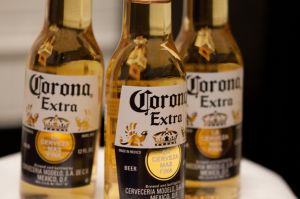 Hãng bia bị “réo” tên vì trùng với virus corona
