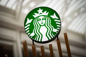 Nhân viên thay hạn sử dụng nguyên liệu "hết đát" tại Starbucks Trung Quốc