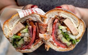 Bán bánh mì nhưng doanh thu vượt trội so với kinh doanh nhà hàng