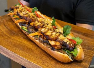 Ổ bánh mì khủng trị giá 1,2 triệu đồng