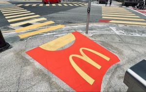 McDonald’s biến lối đi bộ thành khu trưng bày khoai tây chiên