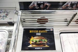 Burger King “đánh thức vị giác” thực khách với quảng cáo hấp dẫn trên tàu điện ngầm